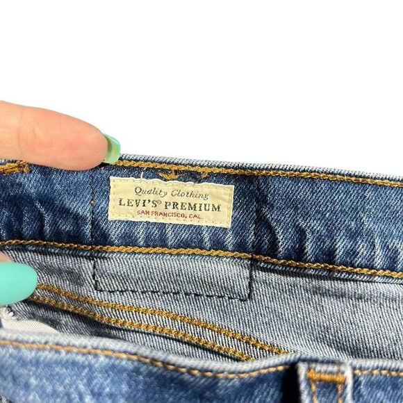 Levi's Wedgie Straight Premium Denim Button Fly Jeans Raw Hem Womens Size 31 - Picture 9 of 15